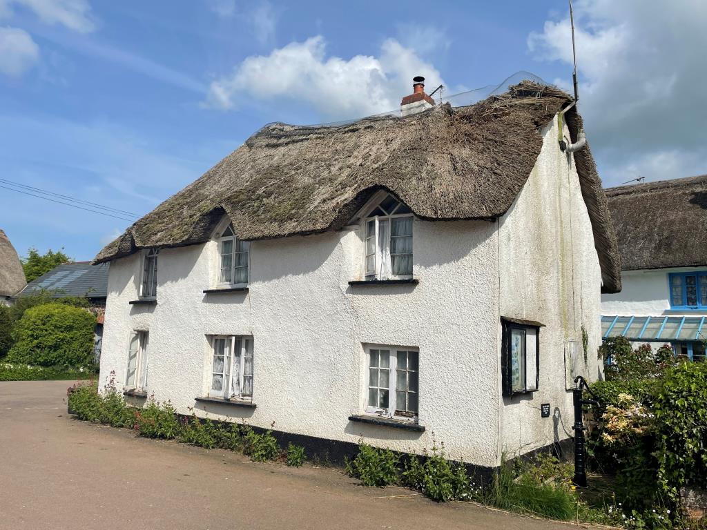 Lot: 63 - FREEHOLD COTTAGE IN GOOD LOCATION - Photo of property exterior